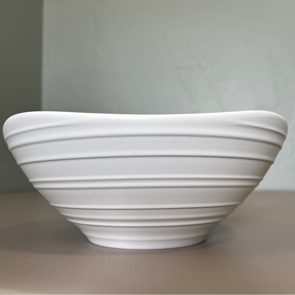 Mikasa Swirl Modern White Ceramic Square Serveware Vegetable Bowl - Picture 1 of 13